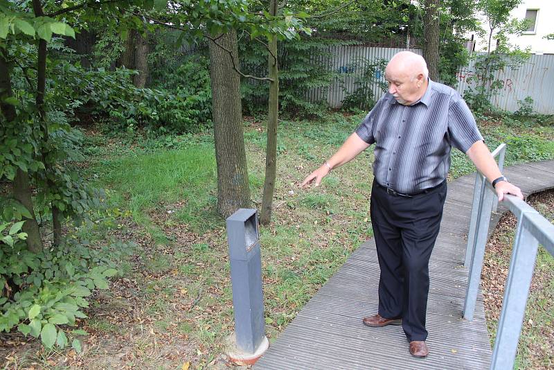 Lesopark Krásná rokle poškozují vandalové. Škody si prohlédl náměstek primátorky Karel Šlachta.