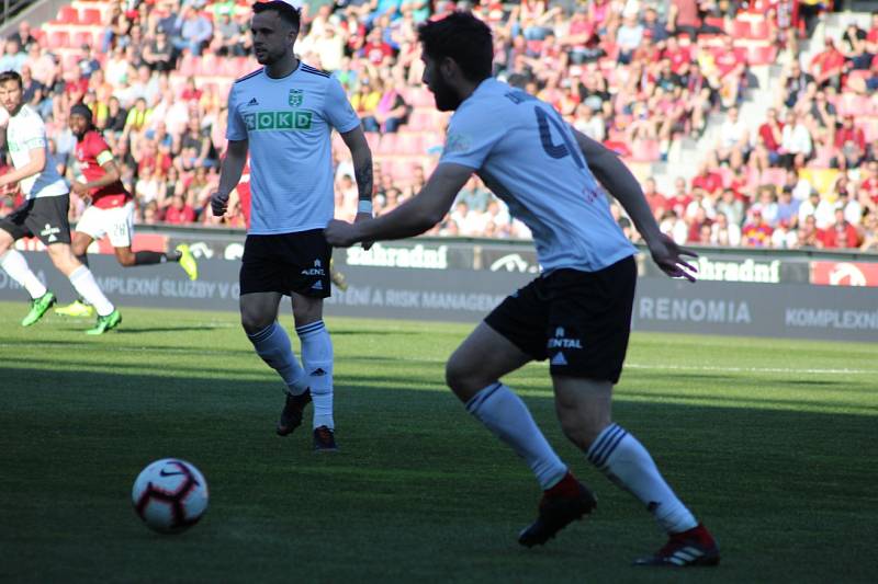 Karvinští fotbalisté (v bílém) vybrali Letnou a šokovali Spartu výhrou 3:1.