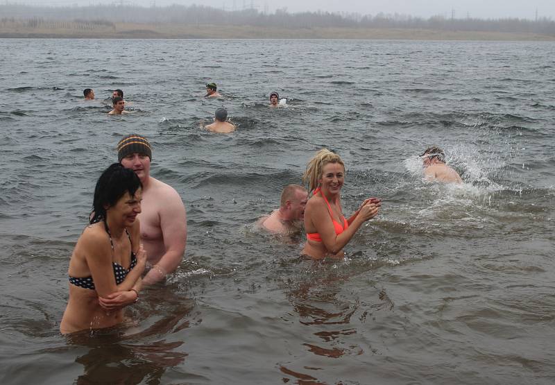 Karvinští otužilci nevynechali koupání na Štědrý den ve vlnách Karvinského moře.