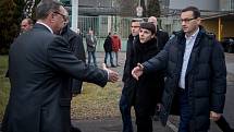 Polský premiér Mateusz Morawiecki (v bílé košili) navštívil 21. prosince 2018 Důl ČSM na Karvinsku, kde předešlého dne při výbuchu metanu zahynulo třináct horníků, z toho dvanáct Poláků.