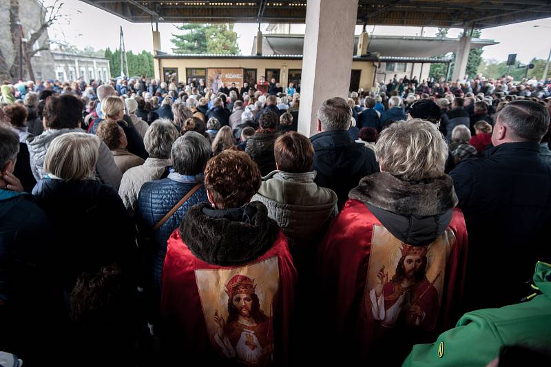 Věřící lidé se modlí u hraničního přechodu v Chalupkách (nedaleko Bohumína) za spásu vlasti a světa. Při ojedinělé akci nazvané "Růženec na hranicích" se scházeli i další katolíci v kostelích podél celé hranice Polska.