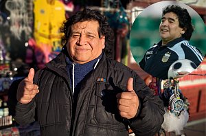 Prodejce Willy Pedro je podobný Diegu Maradonovi, Havířov, 18. 12. 2023.