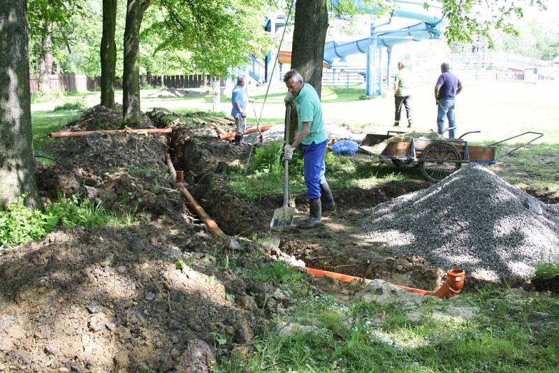 Letní koupaliště v Havířově. Stavba stánků s občerstvením. 