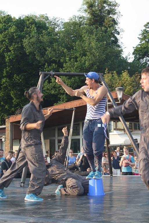 Představení akrobatické skupiny Cirk La Putyka na mostě Družby v Českém Těšíně jako vyvrcholení mezinárodního divadelního festivalu pro děti Bez hranic. 