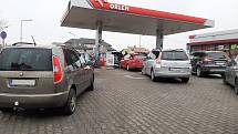 Ceny benzinu na nafty v Česku opět znatelně vyskočily. I Proto se stále vyplatí tankovat v Polsku, kde jsou pohonné hmoty minimálně o 6 až 8 korun levněji. Pumpa Orlen v polských Chalupkách.