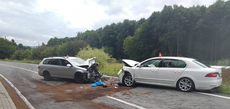 K dopravní nehodě se srážkou dvou vozů v protisměru došlo ve středu 4. srpna odpoledne v Těrlicku u Havířova. 