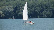 Ve středisku vodního lyžování a wakeboardingu na Těrlické přehradě bylo v sobotu velmi rušno. Vyznavači adrenalinových vodních sportů využili teplé sluneční počasí.