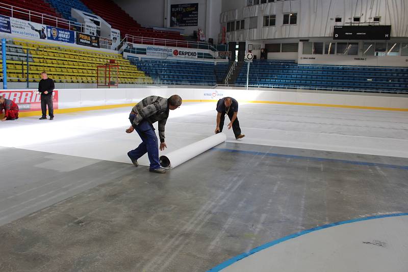 Příprava ledové plochy na zimním stadionu v Havířově.