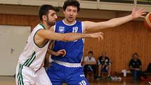 Basketbalisté Karviné (v bílém) podlehli doma Olomouci.