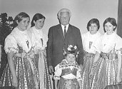 Návštěva prezidenta republiky Ludvíka Svobody v roce 1968. Dívka v kroji je Jiřina Piskorzová.
