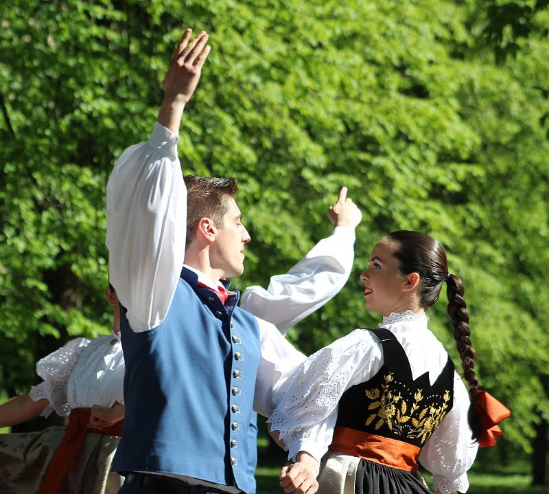 V lázeňském parku v Karviné-Darkově se v  neděli představily v rámci folklorní přehlídky Máj nad Olzou pěvecký sbor Lira, taneční soubor Olza a pěvecký sbor Gorol.