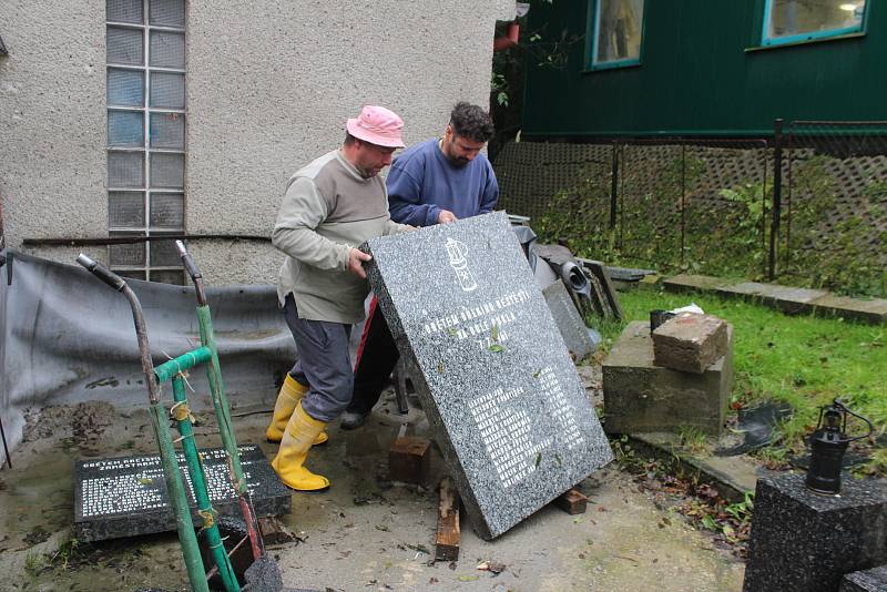 Těrličtí kameníci Roman Sedlák a David Herdzina renovují rozebraný památník obětem důlního neštěstí v Dole Dukla v roce 1961.