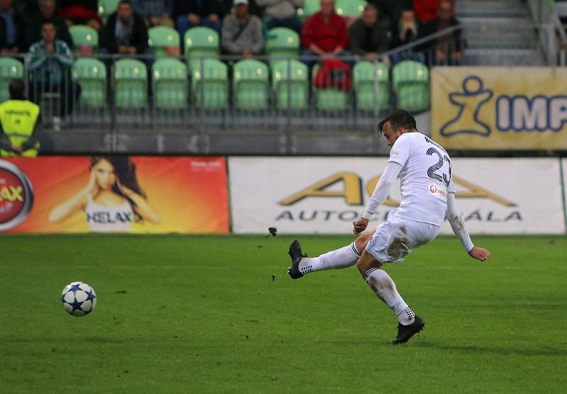 Karvinští fotbalisté (v bílém) dokázali urvat všechny tři body.