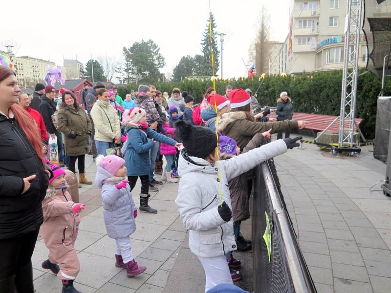 Vánoční městečko v Havířově je věnováno především dětem. Takto vypadalo o první adventní neděli.