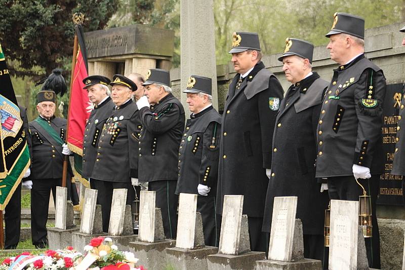 Členové kroužků krojovaných horníků se v pátek 12. dubna 2019 společně připomněli důlní neštěstí, ke kterému došlo před 95 lety na nedalekém Dole Gabriela.