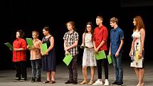 Studenti angličtiny ze čtyř karvinských základních škol a gymnázia převzali  mezinárodní certifikáty o vykonání cambridgeské zkoušky.