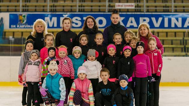 Děti z krasobruslařského klubu SKK Karviná a jejich trenérky.