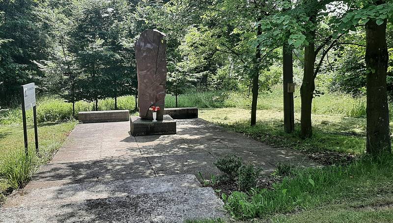 Orlová-Město. Památník na místě, kde na Obrokách stávala budova polského gymnázia.