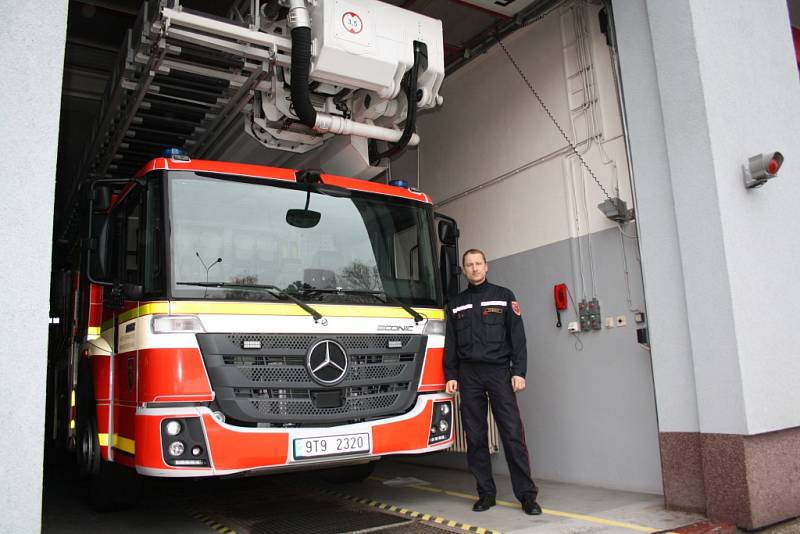 Profesionální hasiči z Karvinska dostali od kraje dvě nová auta s plošinou, kombinovanou s žebříkem. Jedno auto je ve stanici v Karviné, druhé v Havířově. 