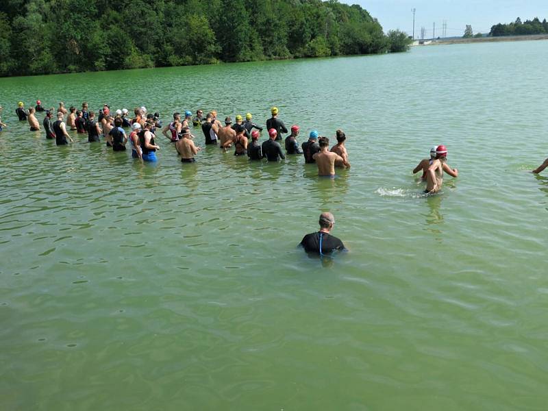 Na start 7. ročníku Albrechtického sprint triatlonu se v sobotu za krásného slunečného počasí postavilo 53 závodníků z toho 9 žen.