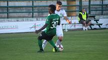 Karvinští fotbalisté (v bílém) vyhráli v Příbrami 2:0.