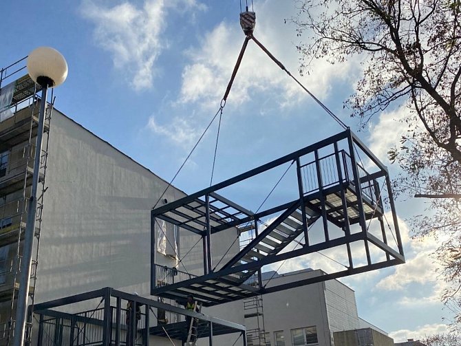 Stavbaři v sobotu instalovali poslední tři moduly - venkovní schodiště - k budově nového pavilonu Karvinské hornické nemocnice.  Foto: Andrea Vargová