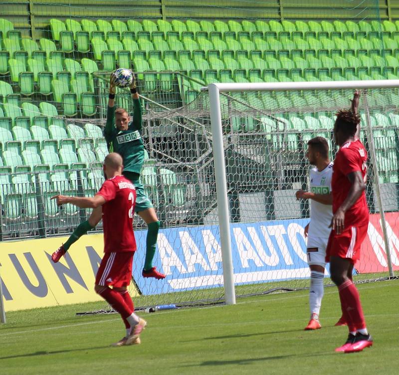 Fotbalisté Karviné (v bílém) remizovali s Třincem 1:1.