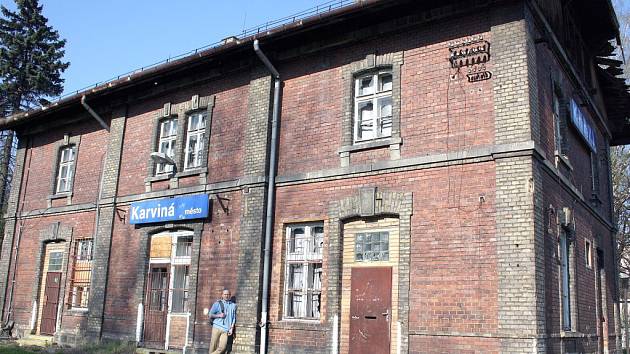Roman Lindner stojí u nádražní budovy Karviná-Město, kde by chtěl zřídit železniční muzeum. 
