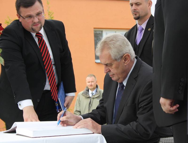 Prezident Zeman při návštěvě Petrovic a setkání s tamními občany. 