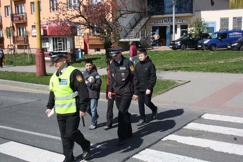 Společná hlídka havířovských strážníků a školáků. 