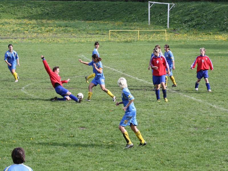 Fotbalistky ČSAD (v červeném) doma zdolaly hráčky Těšína.