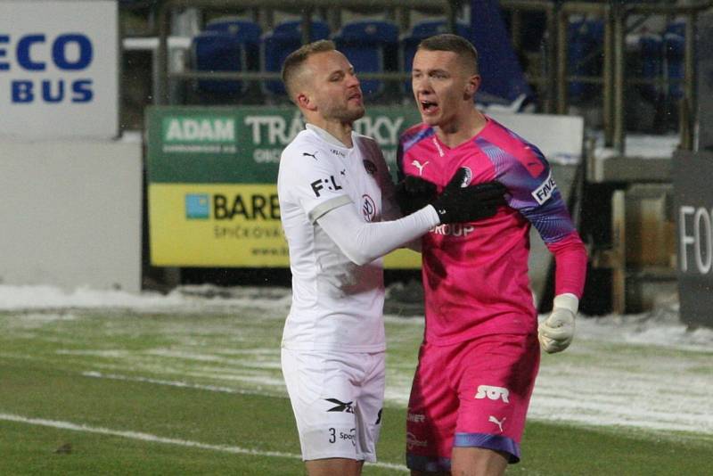 Fotbalisté Karviné (v zeleném) prohráli v úvodním jarním ligovém kole na Slovácku 0:2.