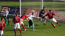 Karvinští fotbalisté (v bílém) porazili v zajímavém derby Třinec 2:1.