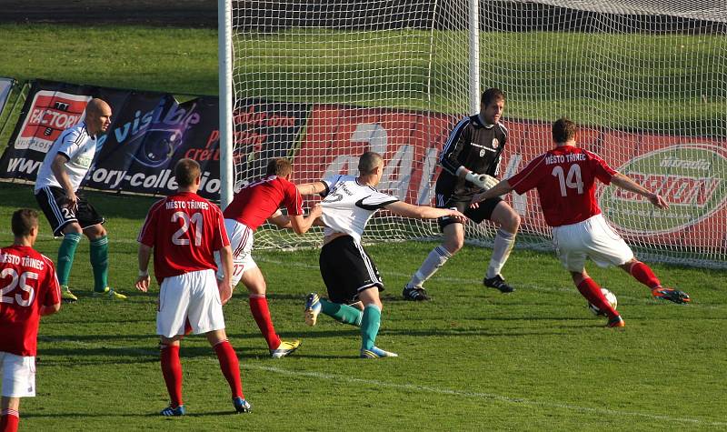 Karvinští fotbalisté (v bílém) porazili v zajímavém derby Třinec 2:1.