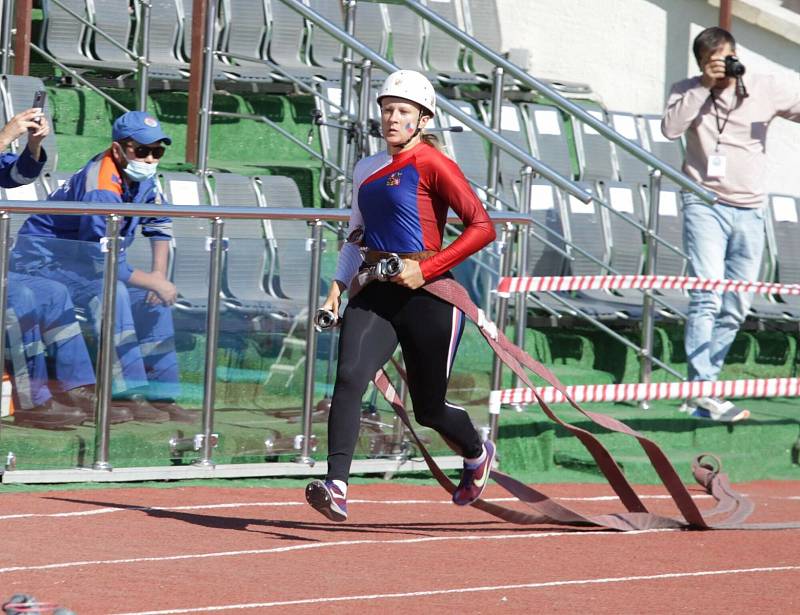 Karolina Vyvialová z Karviné letos získala titul mistryně světa v požárním sportu.