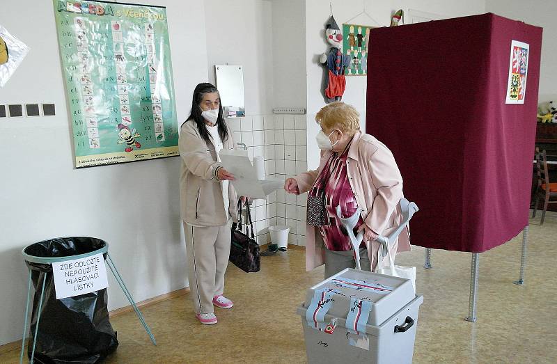 Volby na nejstarším havířovském sídlišti na Šumbarku, kde jsou v ZŠ Školní okrsky č. 57 a 58.