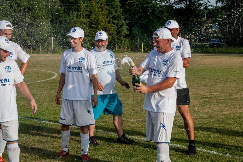 Fotbalisté Slavoje se radují z vítězství v soutěži.