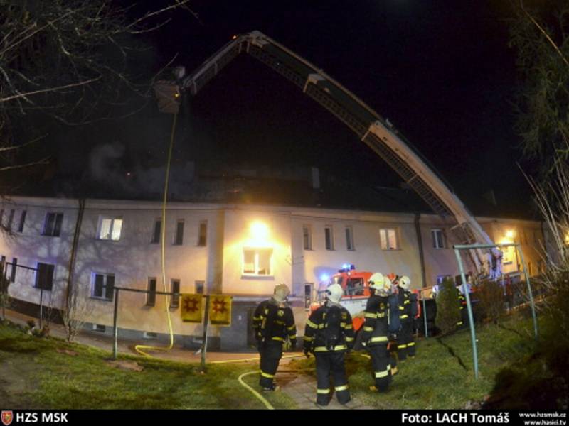 Zásah hasičů u požáru obytného domu v Orlové-Porubě. 