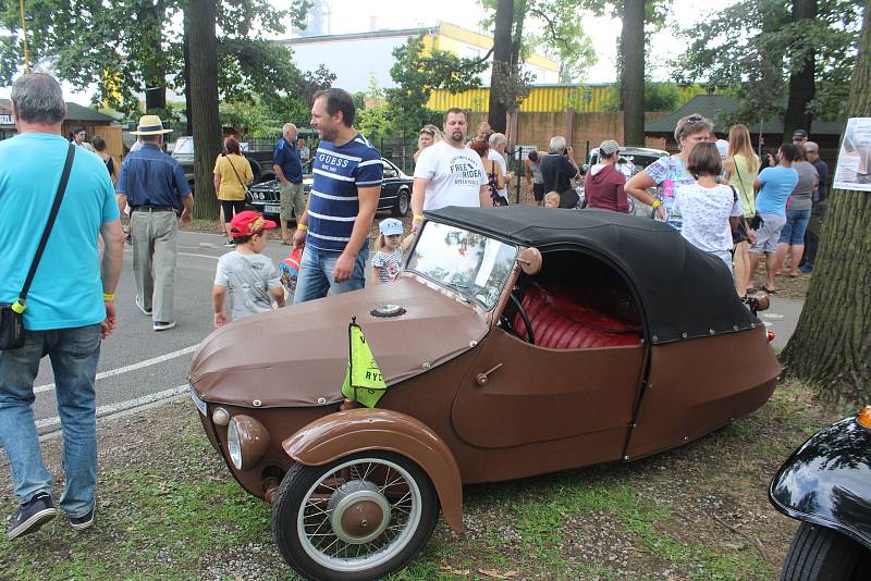 Do Bohumína se v sobotu 3. srpna 2019 sjelo na 122 historických vozů na setkání řidičů starých aut a motocyklů, které pořádal Veteran car club Ostrava.