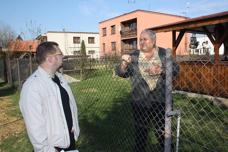 Havířovská radnice upraví koryto Životického potoka. Vedoucí odboru správy a rozvoje majetku havířovského magistrátu René Vašek v rozhovoru s domkařem Janem Němcem. 