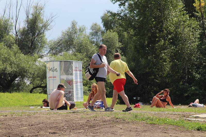 U Vrbického jezera vyrostlo nové molo a přístaviště, kde bude fungovat půjčovna loděk.