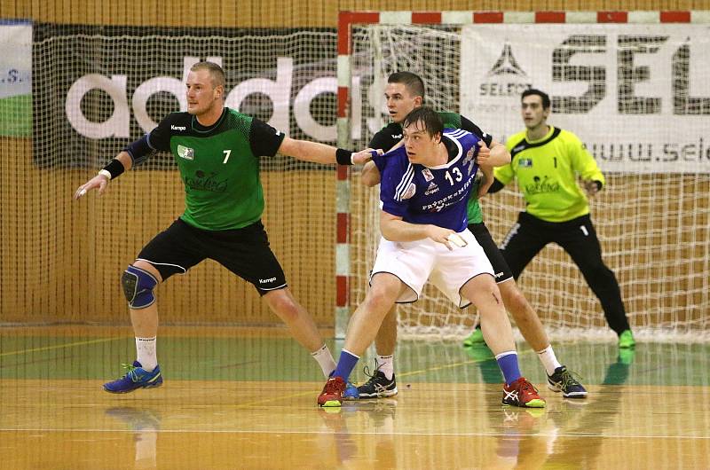 Házenkáři Karviné (v zeleném) prohráli v derby na palubovce Frýdku 29:34. V play off je čeká tým Lovosic, zatímco Frýdek-Místek si zahraje se Zubřím.