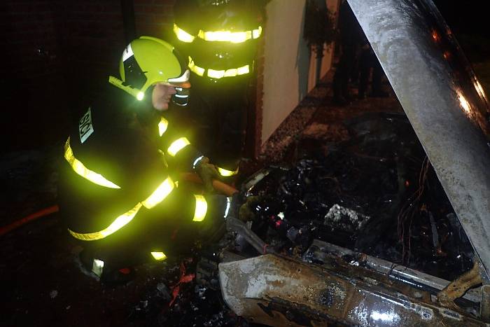 Požár dvou škodovek v Orlové.