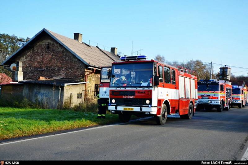 Zásah hasičů u požáru domu v Petřvaldě. 