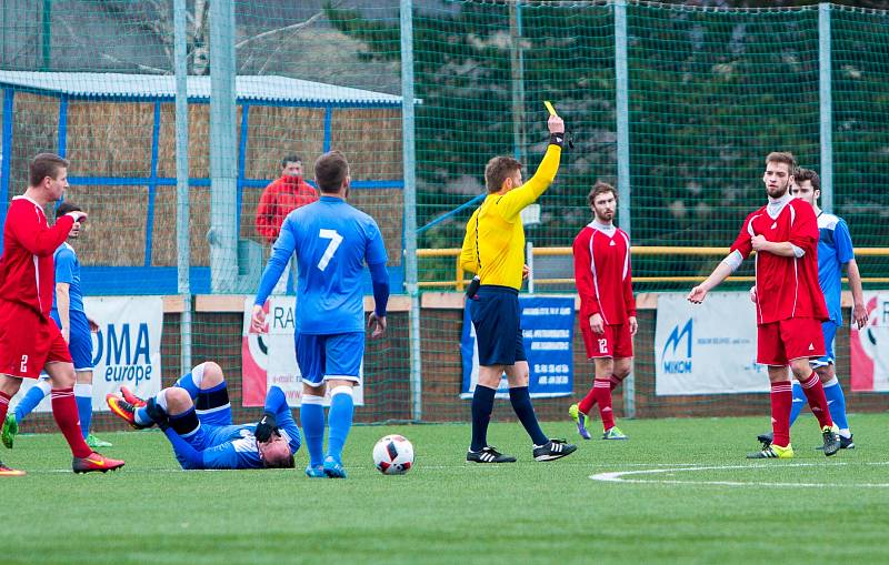 Havířovští fotbalisté (v modrém) uspěli v Pusté Polomi.