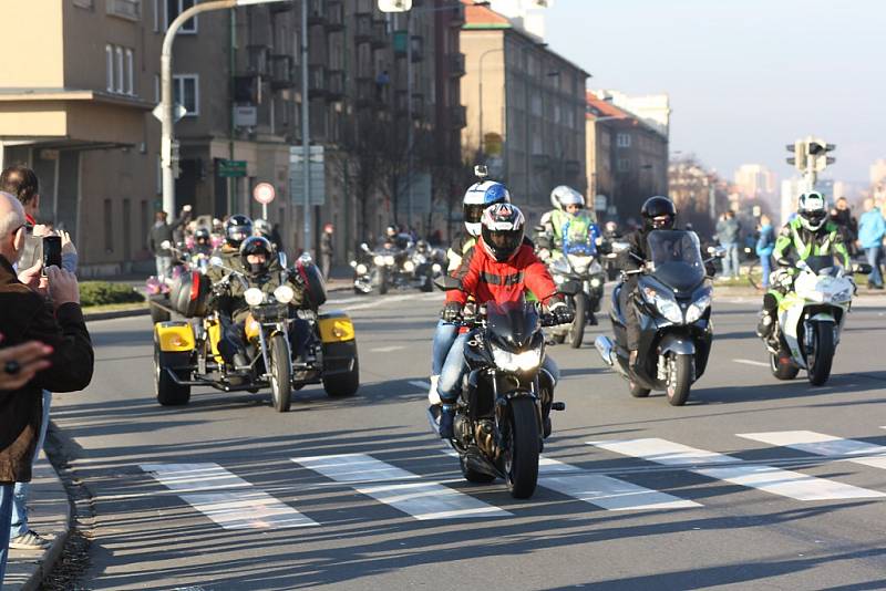 Vánoční vyjížďka motorkářů v Havířově. 