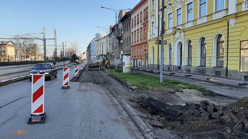 Po Nádražní ulici v Českém Těšíně se jezdí jednosměrně. Začala tam revitalizace a přeměna v částečnou pěší zónu. Práce potrvají do podzimu.