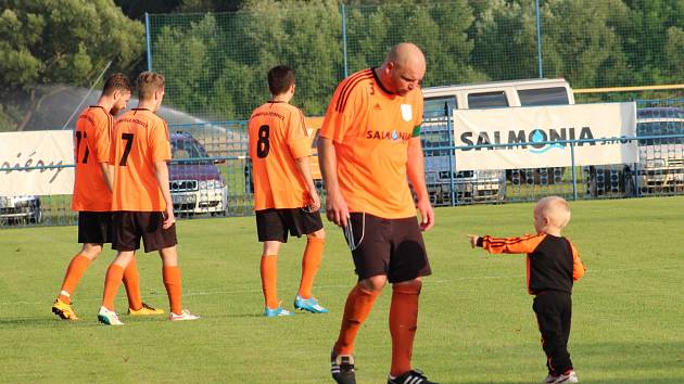 Táto, kolik jste jim to vlastně dali? Obránce Petrovic David Gill možná přijímá gratulaci od svého synka po vysoké výhře Lokomotivy nad Čeladnou 6:0.