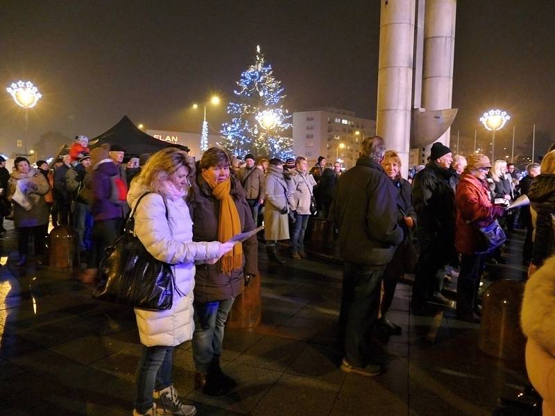 Akce Deníku Česko zpívá koledy na náměstí Republiky v Havířově.