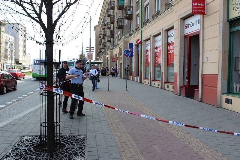 Zásah policistů po loupežném přepadení banky v centru Havířova.